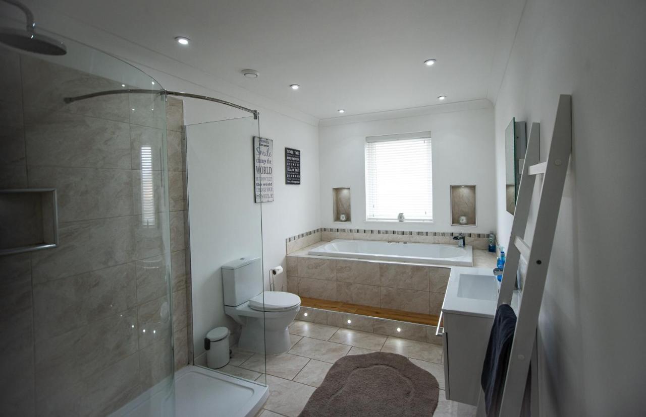 Charming 1Br Cottage With Garden, Spacious Rooms - Part Of Langley Serviced Apartments Several Properties In Wick Wick  Eksteriør bilde